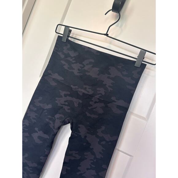 Spanx Women's Camo Seamless Ankle Legging Stretch Pull on Multicolor Size Medium - Picture 3 of 11